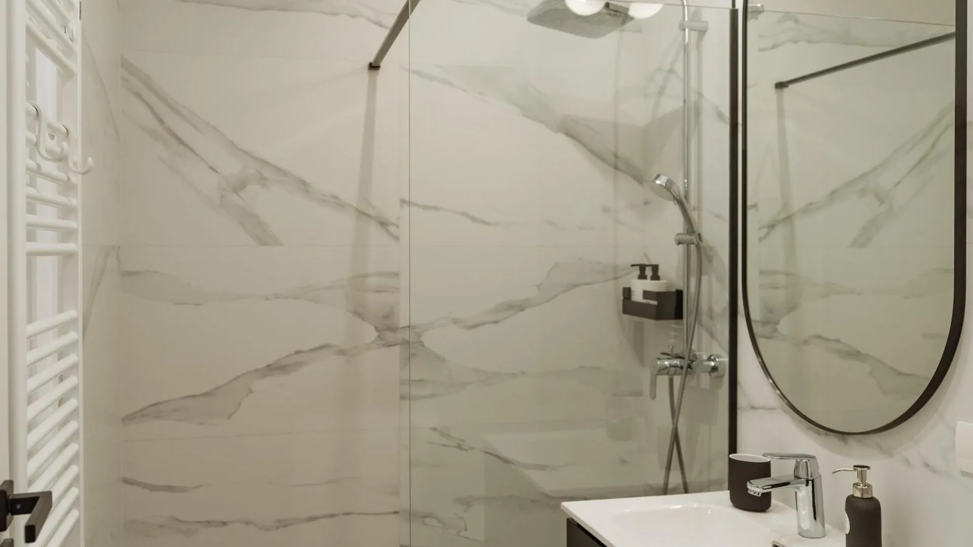 Plaza Luxury & Cozy Apartment Bucarest 0*,
